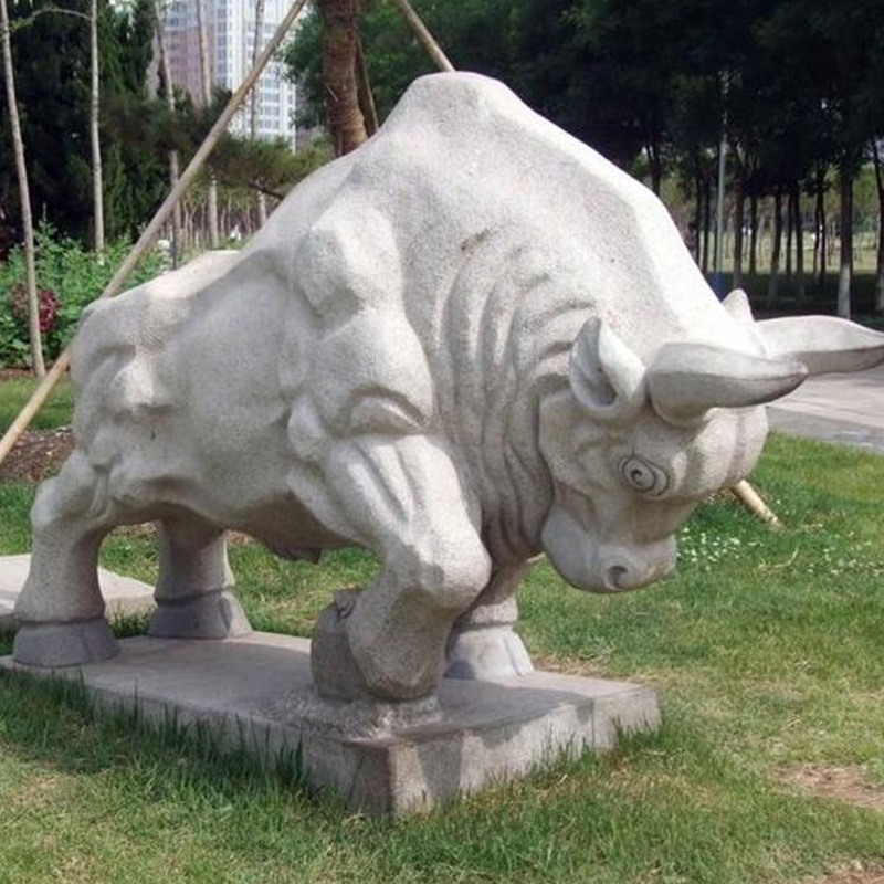 庭の屋外庭園のための大理石の牛の彫像