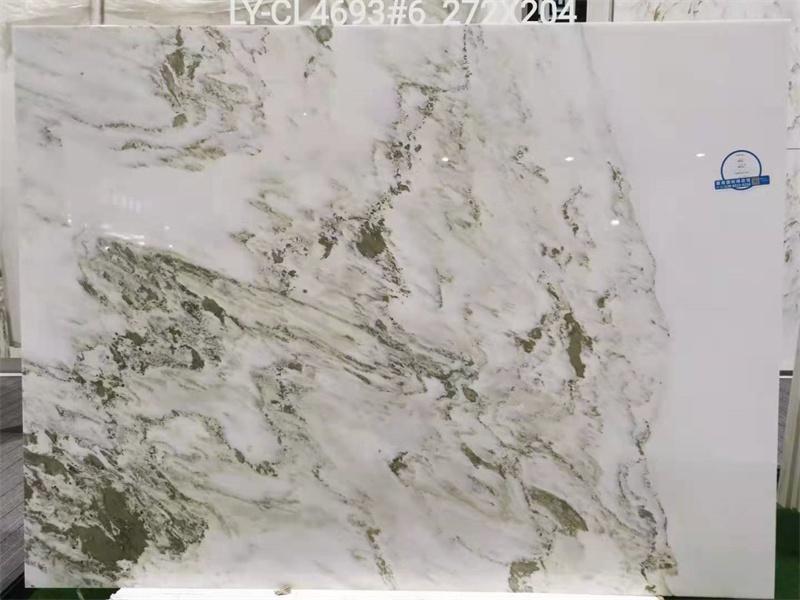雪山の珪岩スラブ