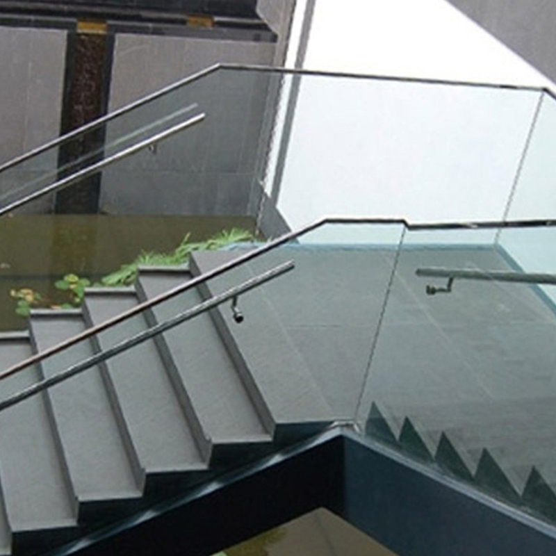 ダーク玄武岩灰色の石の階段